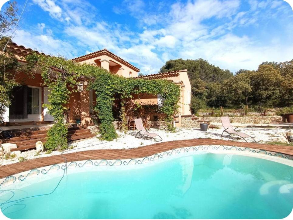 a house with a swimming pool in front of a yard at Là où le Ciel est né Beau mas pierres et contemporain sur grande propriété vue Mont Ventoux dentelles de Montmirail in Blauvac