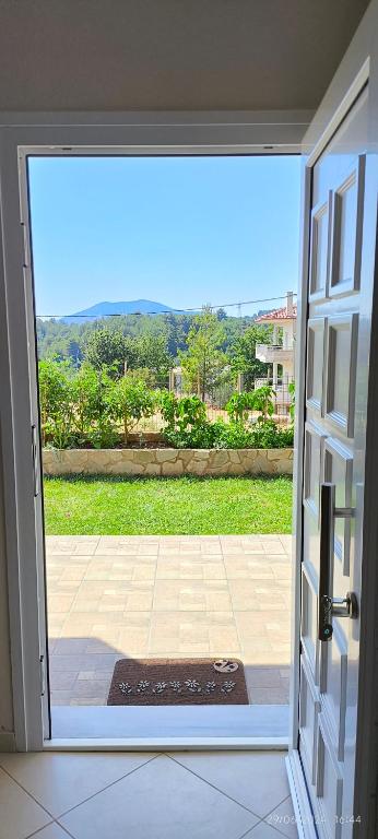 an open door with a view of a patio at La casa di Voula in Néa Seléfkeia