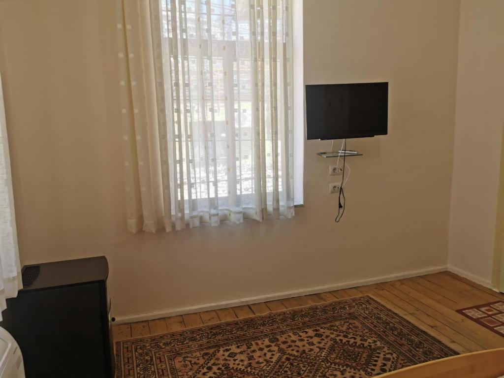 TV a/nebo společenská místnost v ubytování GM Tirana Hostel