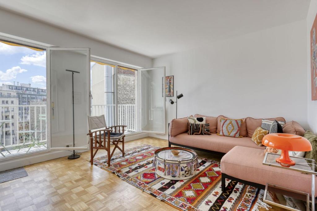 Light & Warm Flat with Balcony - Heart of Paris 15
