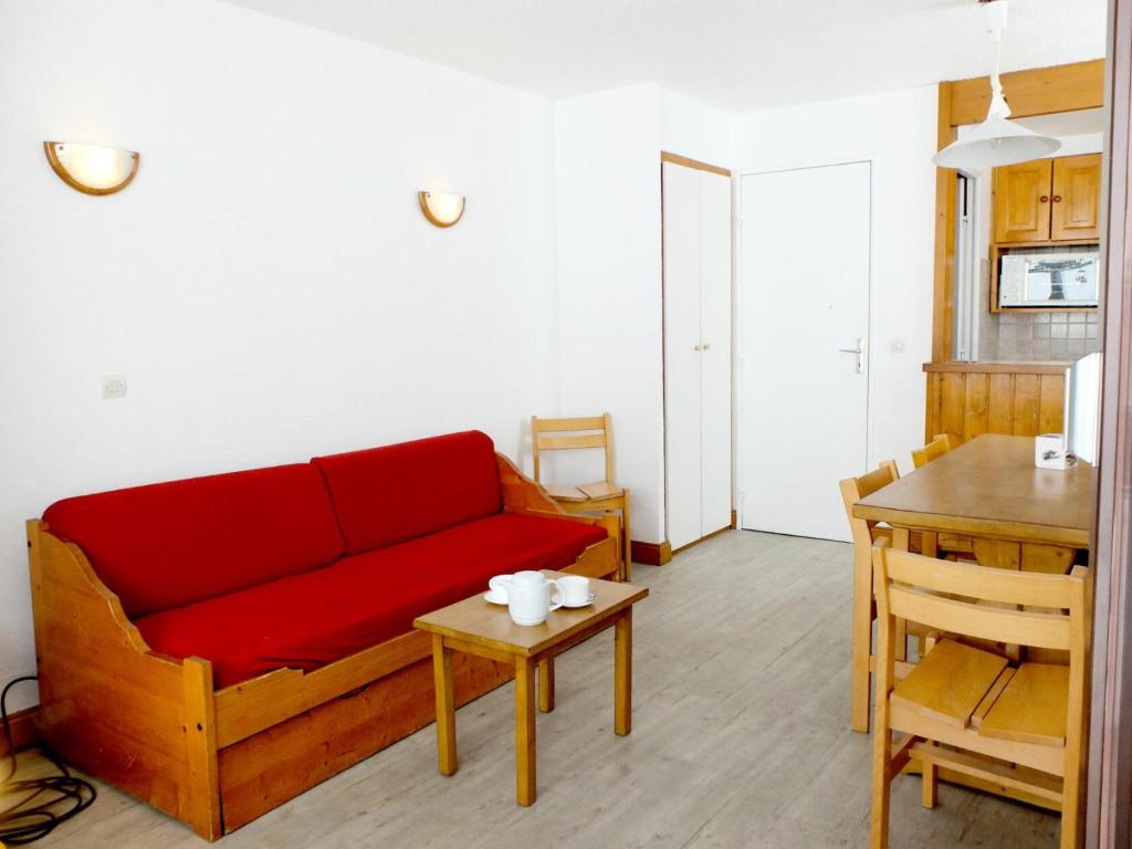 un salon avec un canapé rouge et une table dans l'établissement Résidence Tommeuses - Appartement fonctionnel·Pieds des pistes ·Balcon MAE-3654, à Tignes