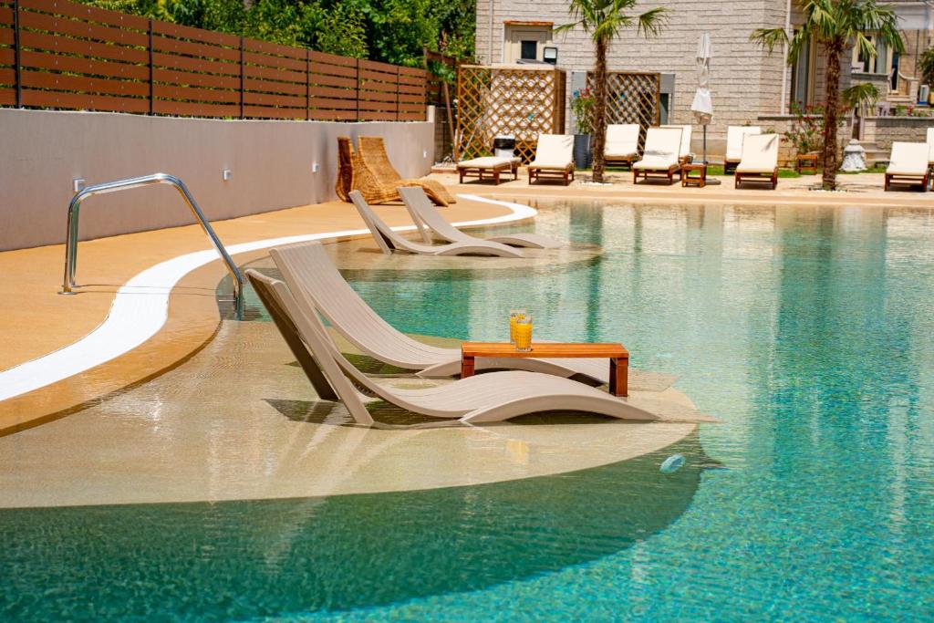Bazén v ubytování Anemolia Resort and Spa nebo v jeho okolí