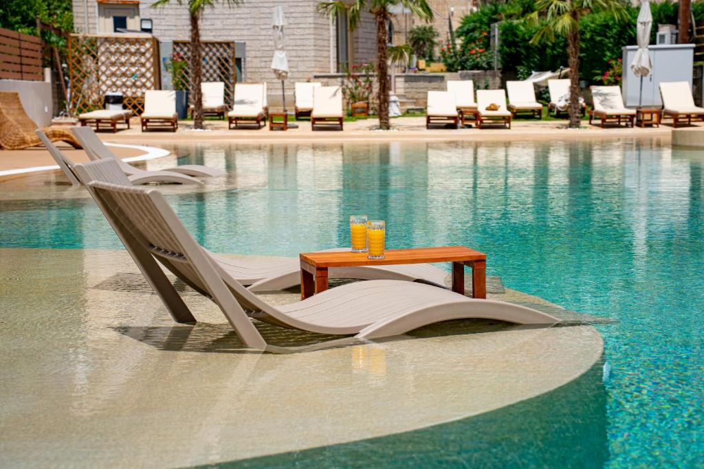 Bazén v ubytování Anemolia Resort and Spa nebo v jeho okolí