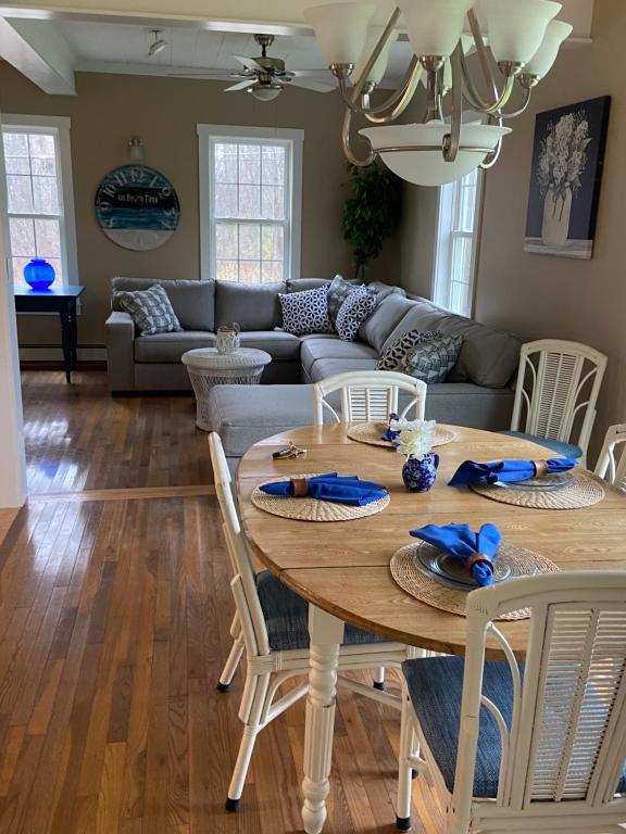 Χώρος καθιστικού στο Beach House - Lake Memphremagog