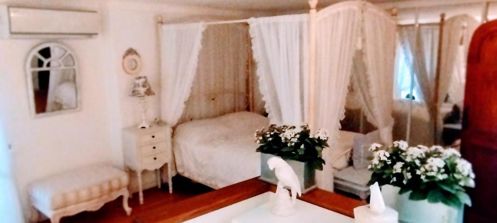 une chambre de maison de poupée avec un canapé et une chaise dans l'établissement F3 Vieux Village Roquebrune Cap Martin RCM, à Roquebrune-Cap-Martin