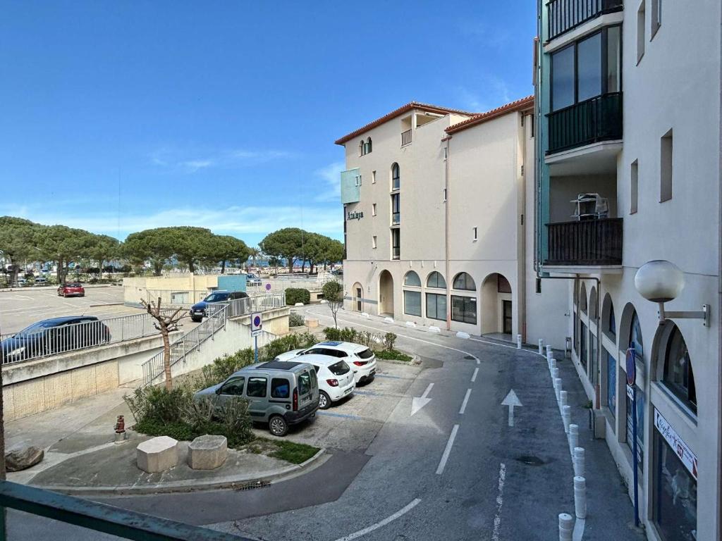 une rue avec des voitures garées dans un parking dans l'établissement Appartement 2 pièces cabine - 66700 Argelès sur mer AR260-101, à Argelès-sur-Mer
