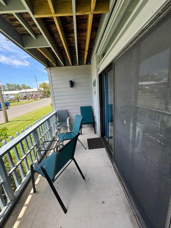 Svalir eða verönd á Unit 126 at Park Place in Cedar Key, FL