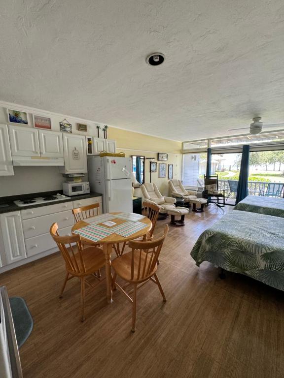 Eldhús eða eldhúskrókur á Unit 126 at Park Place in Cedar Key, FL