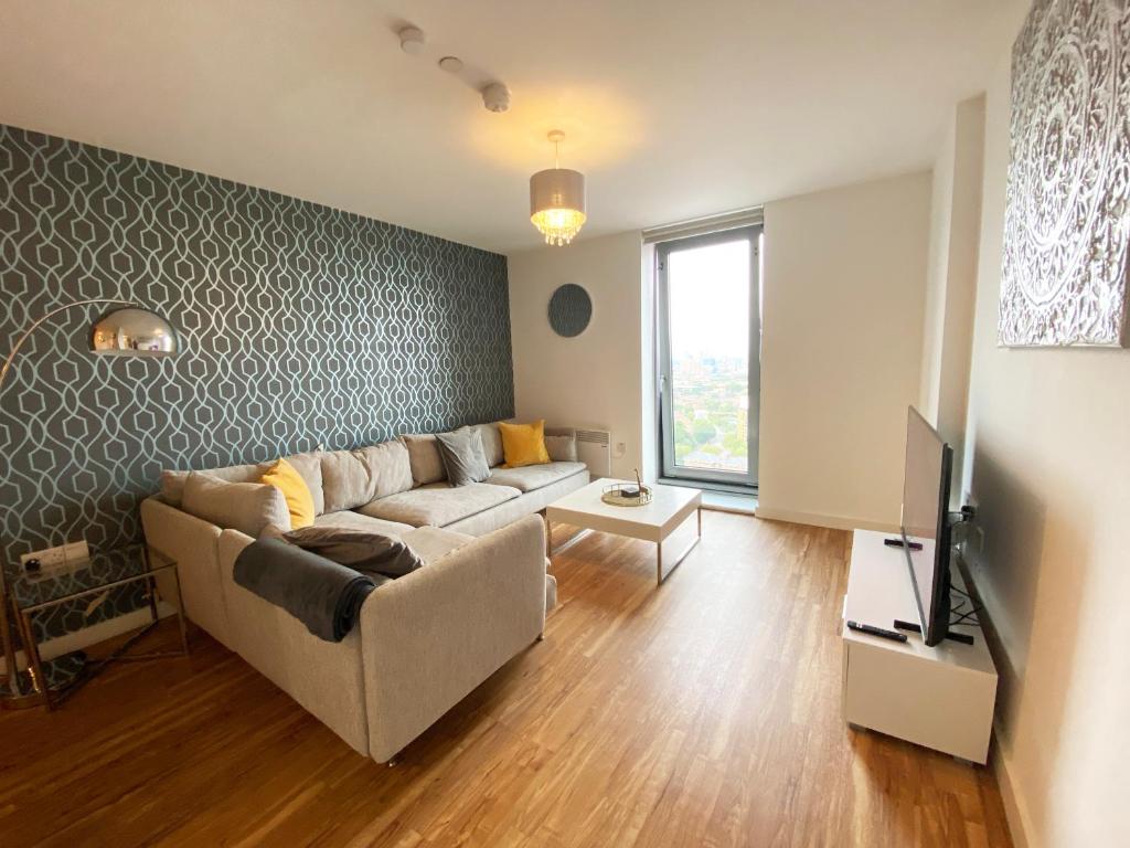 Media City Salford Quays - Three-Bedroom Apartment With View