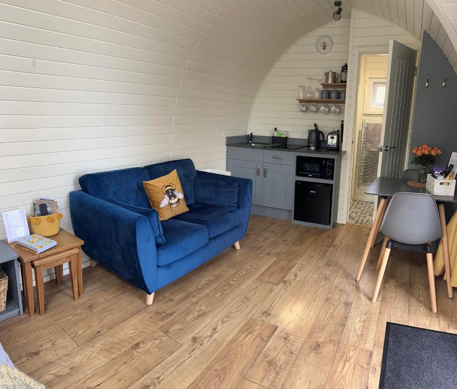 Kuchyň nebo kuchyňský kout v ubytování Cwt y Gwenyn Glamping Pod