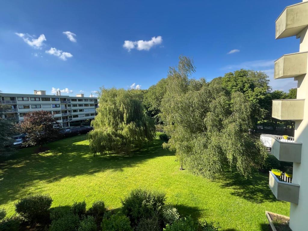 - un balcon donnant sur une cour arborée dans l'établissement Le studio du jardin Public centre secteur VIP Luxe - vue panoramique, à Béthune