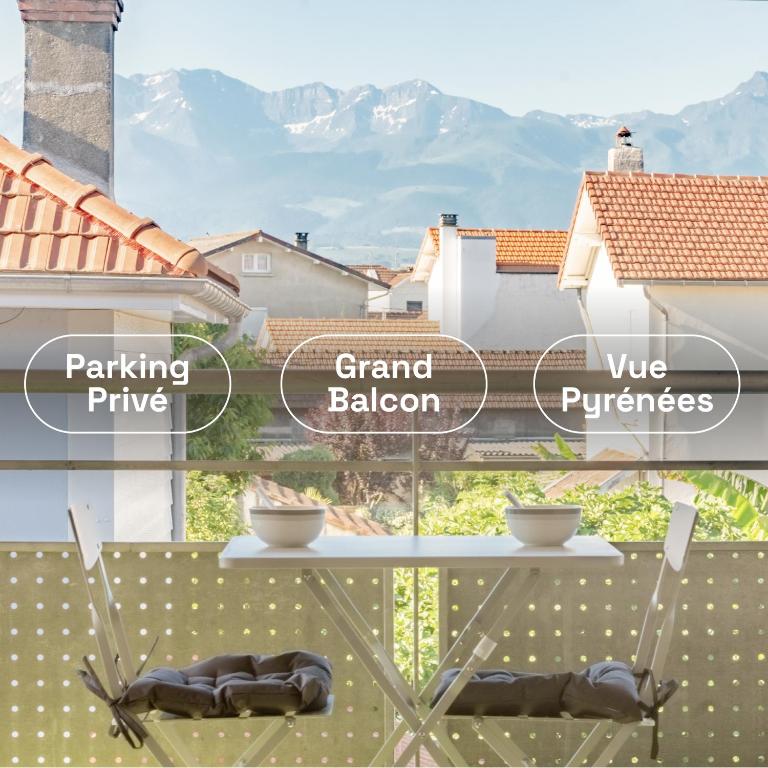 un collage de photos d'un balcon avec des bâtiments dans l'établissement Le Cosy Tarbais - Parking - Balcon - Vue Pyrénées, à Tarbes