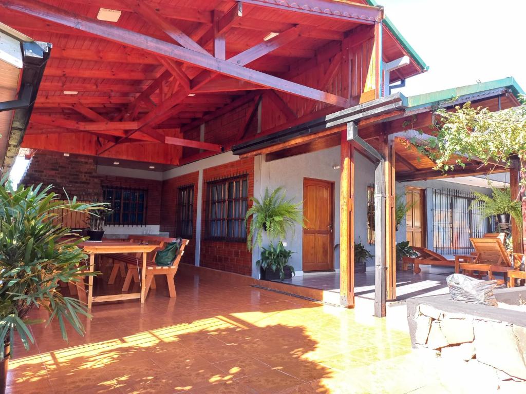an outdoor patio with a table and chairs at Rincón soñado para 8 personas in Puerto Iguazú