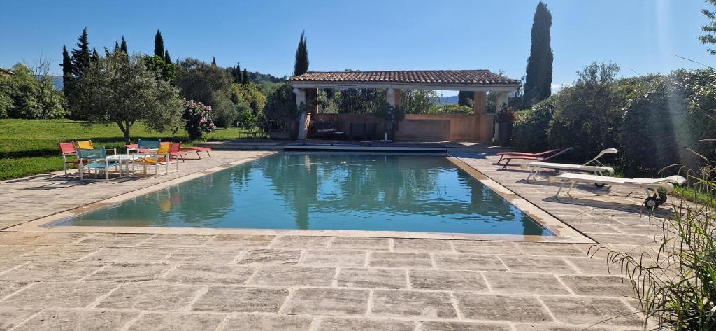 ein Swimmingpool mit Stühlen und einem Pavillon in der Unterkunft La Bastide des Muriers in Gargas