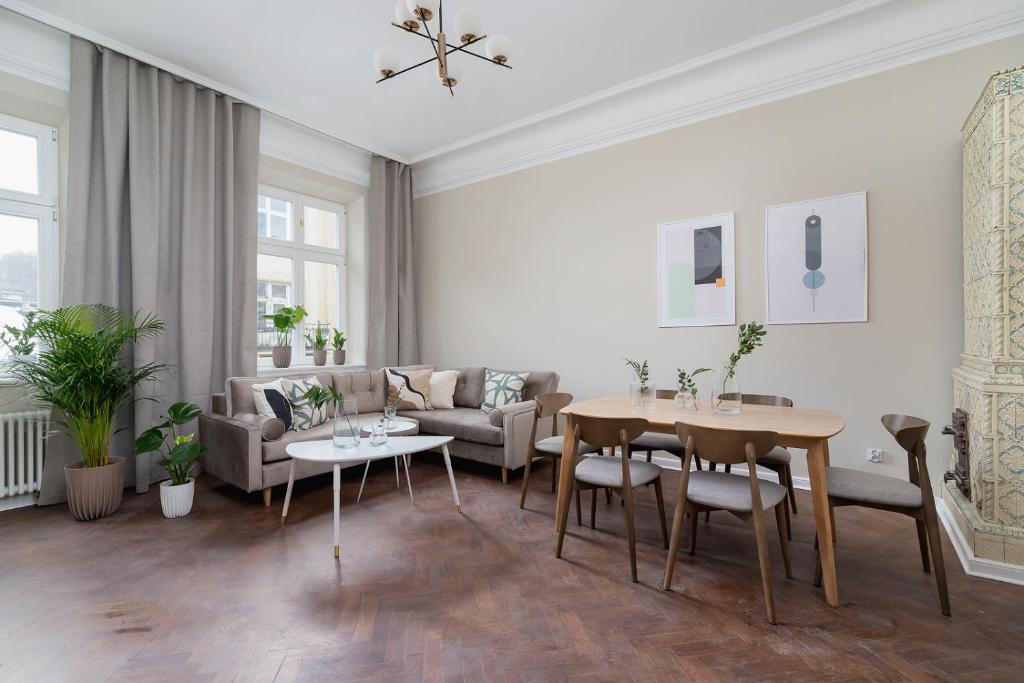 Posedenie v ubytovaní 3 bedroom Apartment with the balcony - Rejtana 10