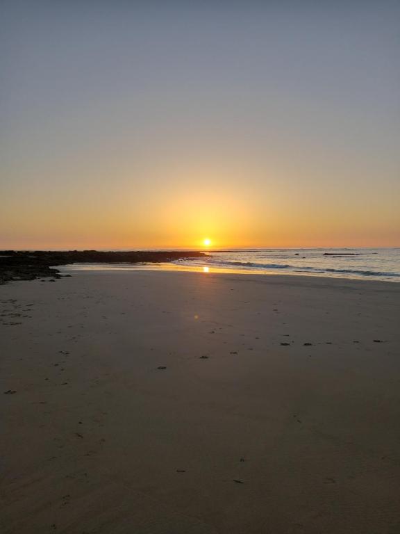 - un coucher de soleil sur une plage donnant sur l'océan dans l'établissement domino, à Saint-Georges-dʼOléron