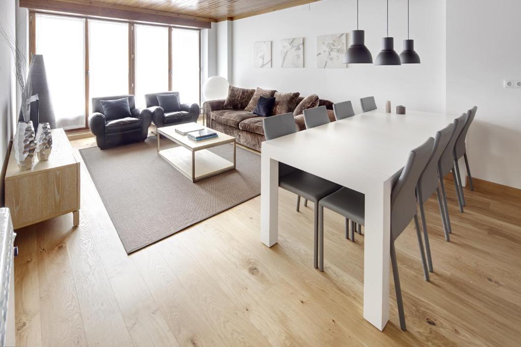 sala de estar con mesa blanca y sillas en Cap 1500 by FeelFree Rentals, en Baqueira Beret