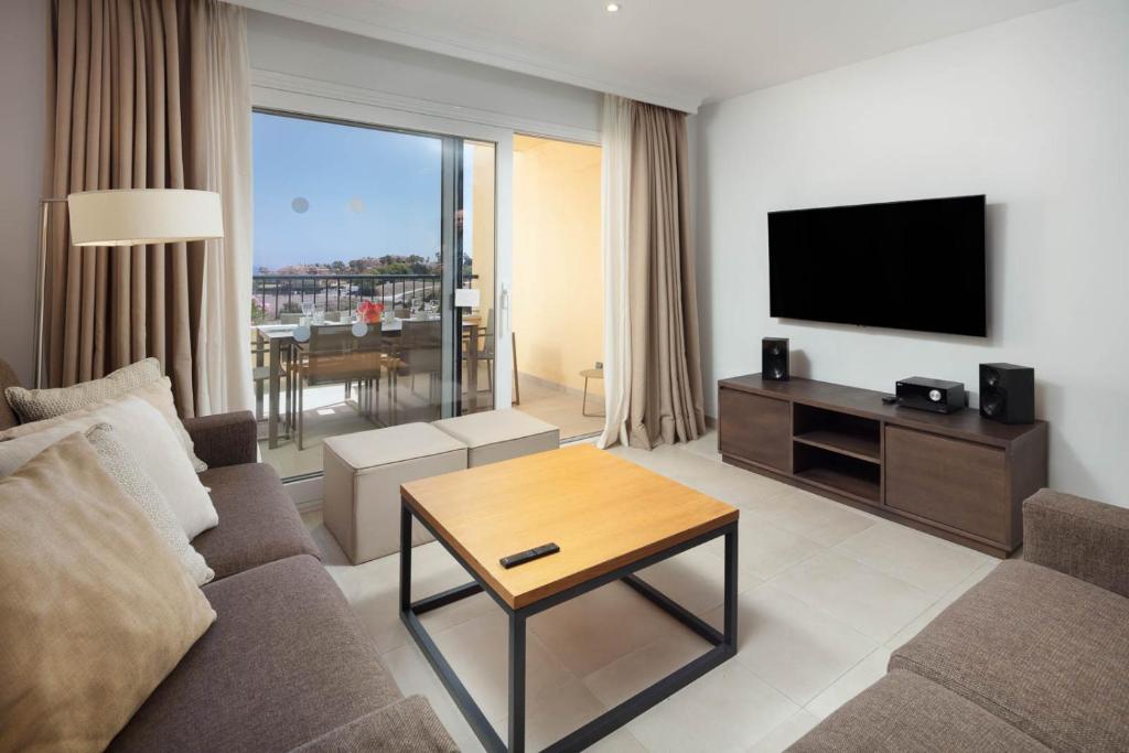 Telewizja i/lub zestaw kina domowego w obiekcie Garden & Sea Apartments Mijas Costa & Fuengirola
