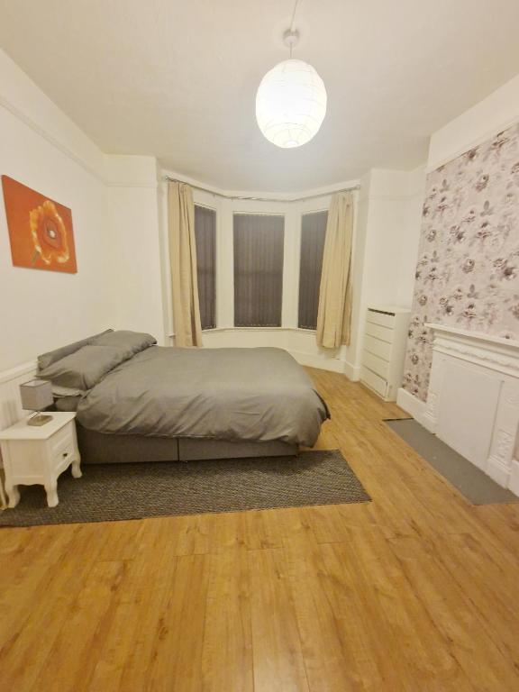 Two bedroom ground floor apartment in Thornton heath - Apartment - Ground Floor