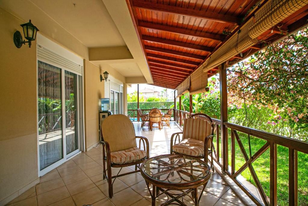 A balcony or terrace at Paradise Town Villa Orchard