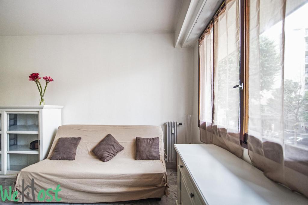 une petite chambre avec un lit et une fenêtre dans l'établissement Riquier Downtow 2P proche Gare, Tram & Parking, à Nice