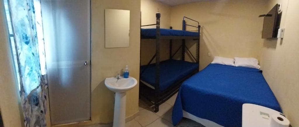 Hostal San José - Habitación Compartida Mixta
