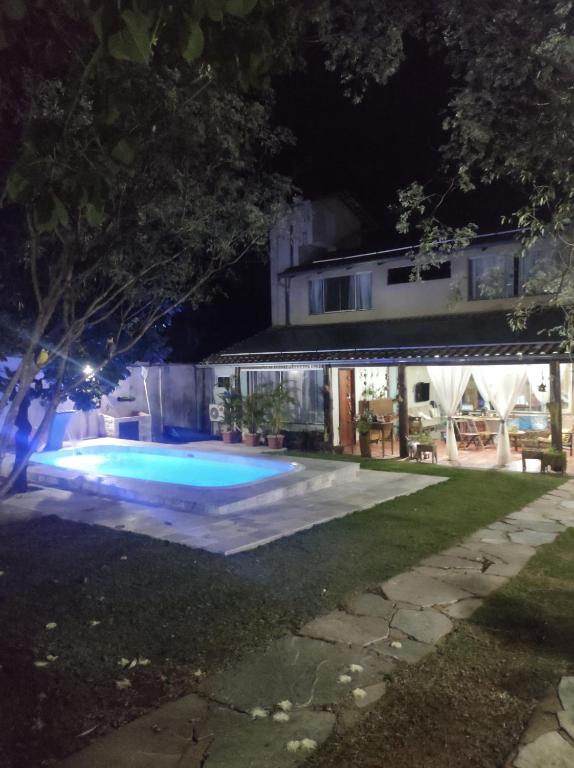 Una piscina en un patio por la noche. en Pousada Bontempo, en Pirenópolis