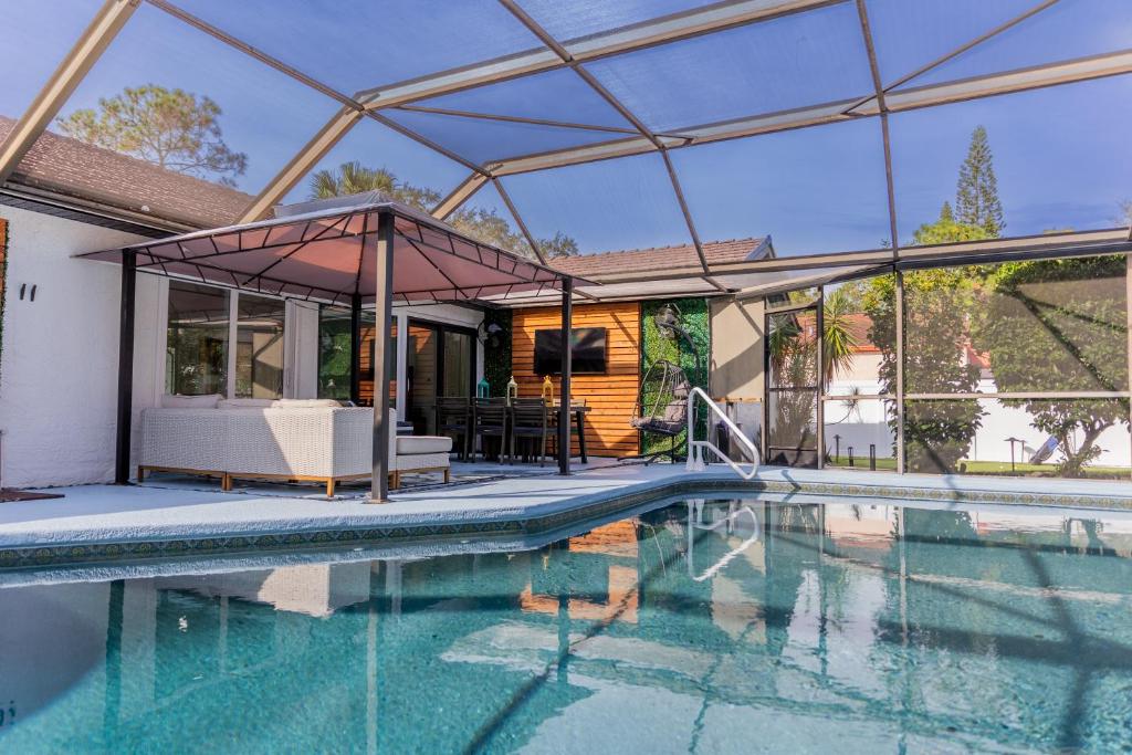 Kolam renang di atau dekat dengan Upscale Tampa Bay Dream Home Pool with Putting Green