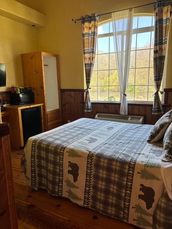 Sequoia River Front Cabins - Bungalow - Wasserfront