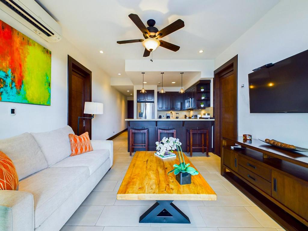 Posezení v ubytování 360 Splendor 405-Ocean View Condo-Breakfast Included!