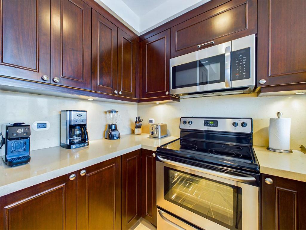 Kuchyň nebo kuchyňský kout v ubytování 360 Splendor 405-Ocean View Condo-Breakfast Included!