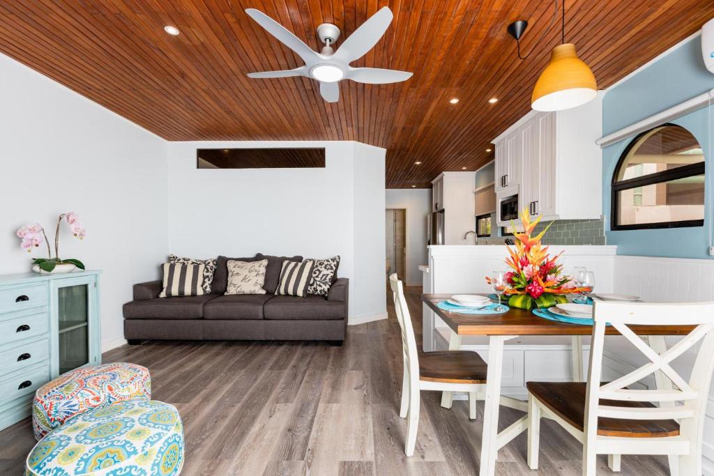 Posezení v ubytování Flamingo Marina Cove 404- Oceanfront Condo