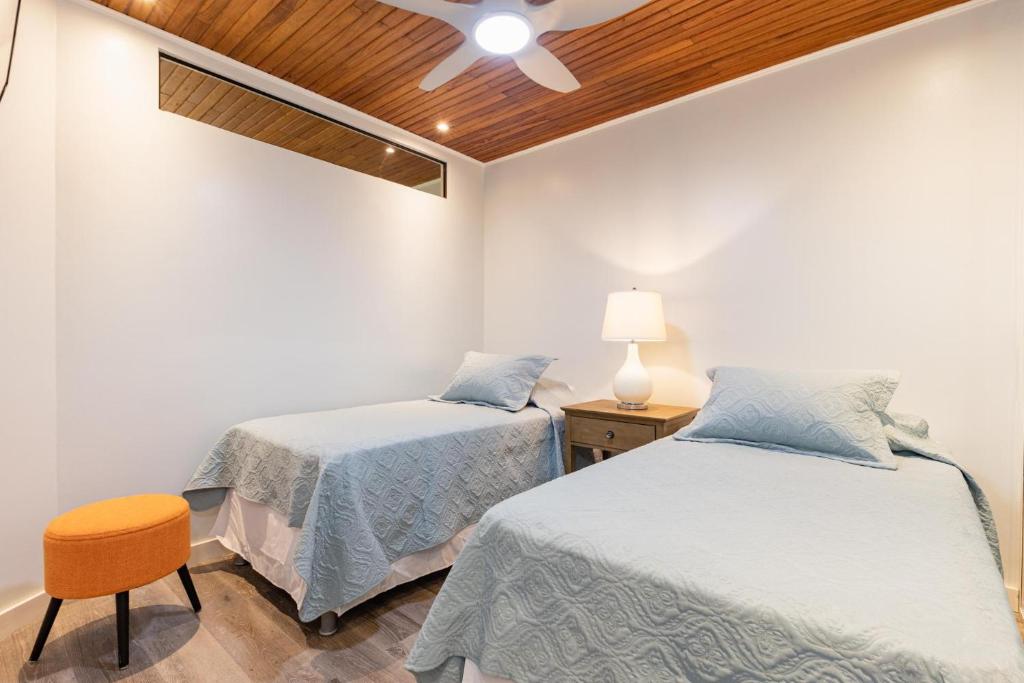 Postel nebo postele na pokoji v ubytování Flamingo Marina Cove 404- Oceanfront Condo