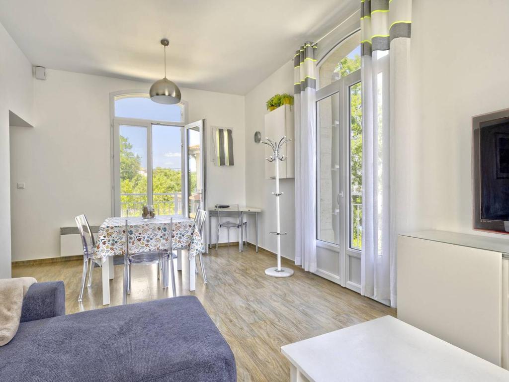 un salon avec une table et une salle à manger dans l'établissement Arcachon, T3 54m², Plage 200m, Parking, WIFI, 6 pers, Modernité et Confort - FR-1-433-126, à Arcachon