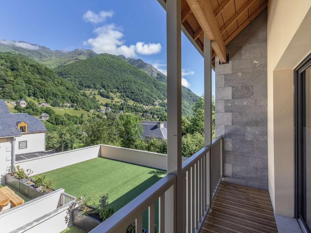 un balcon avec vue sur une montagne dans l'établissement Lodge neuf avec 3 chambres, terrasse et parking, à 5 min du centre de Cauterets - FR-1-401-298, à Cauterets