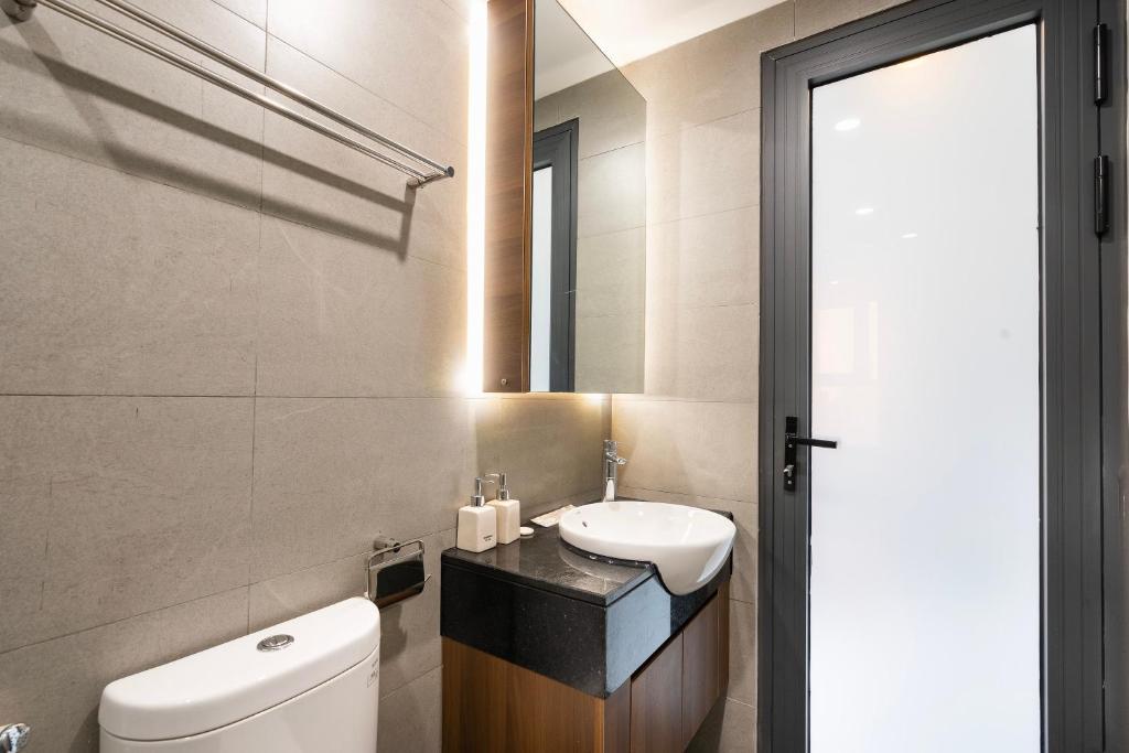Koupelna v ubytování Louisa Vinh Hoi Apartment