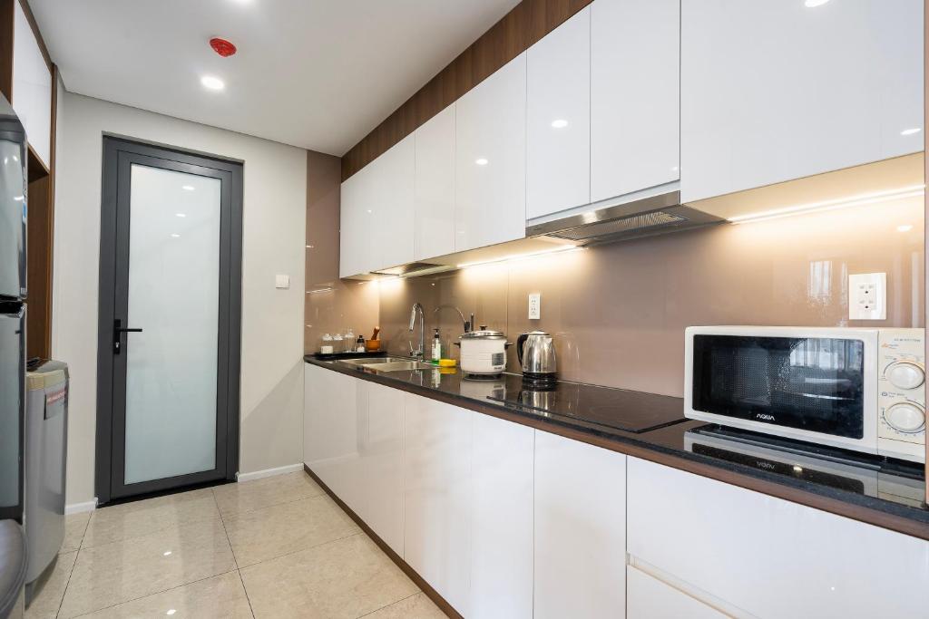 Kuchyň nebo kuchyňský kout v ubytování Louisa Vinh Hoi Apartment