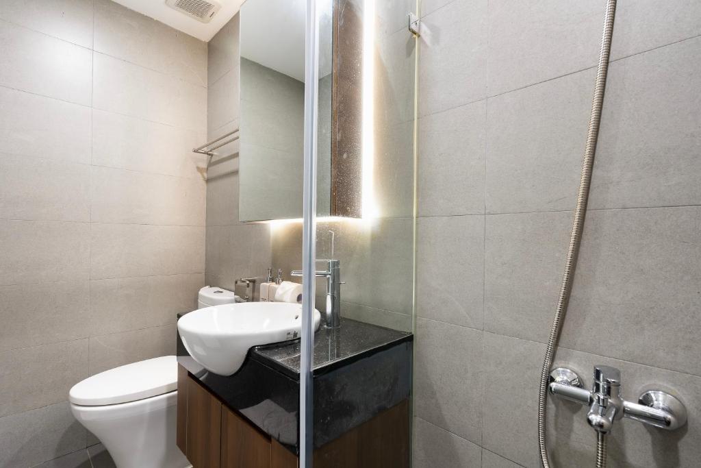 Koupelna v ubytování Louisa Vinh Hoi Apartment