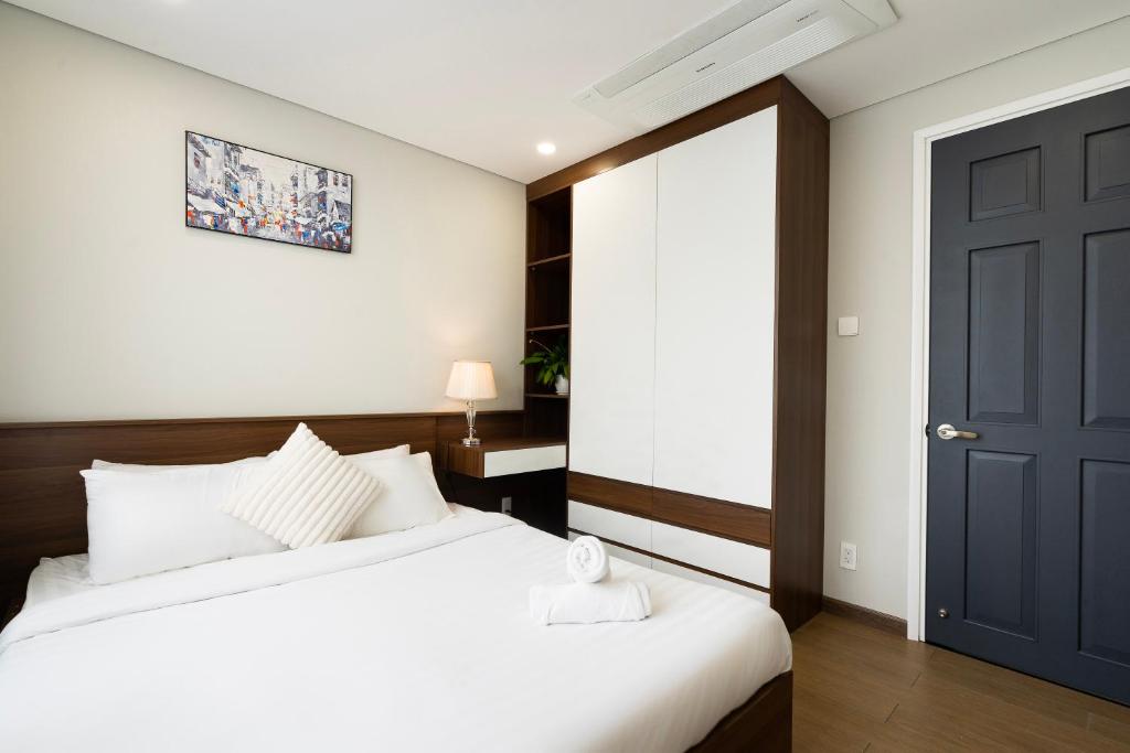 Postel nebo postele na pokoji v ubytování Louisa Vinh Hoi Apartment