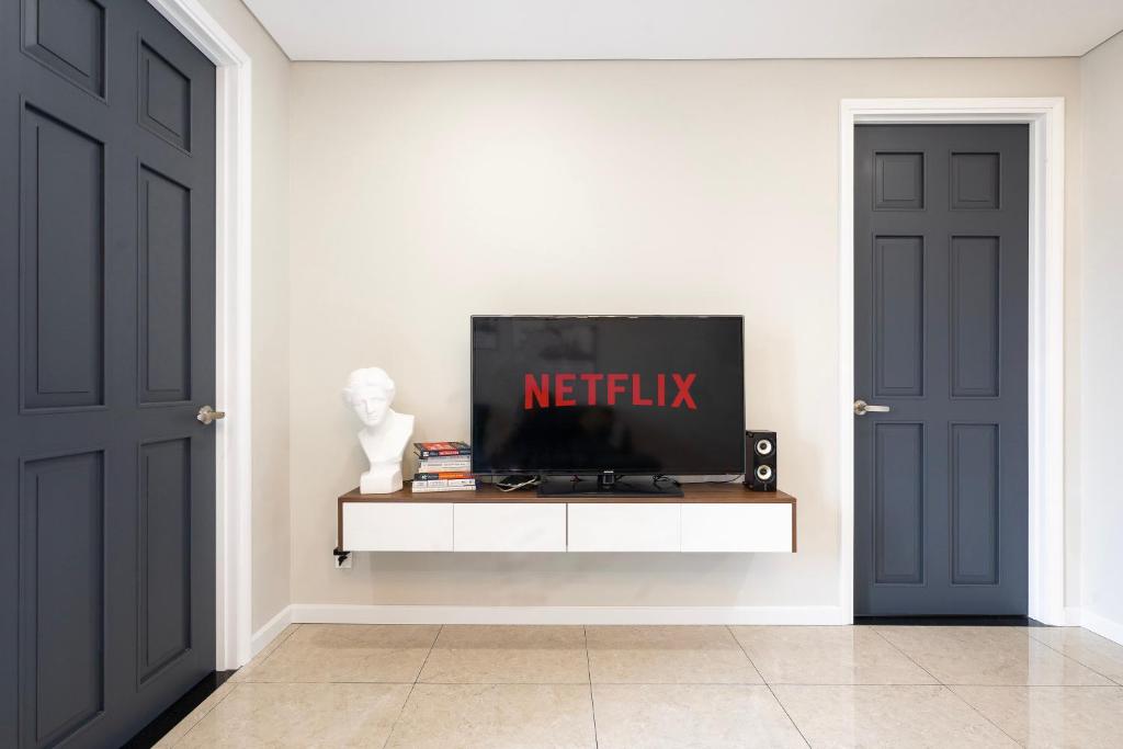 TV a/nebo společenská místnost v ubytování Louisa Vinh Hoi Apartment