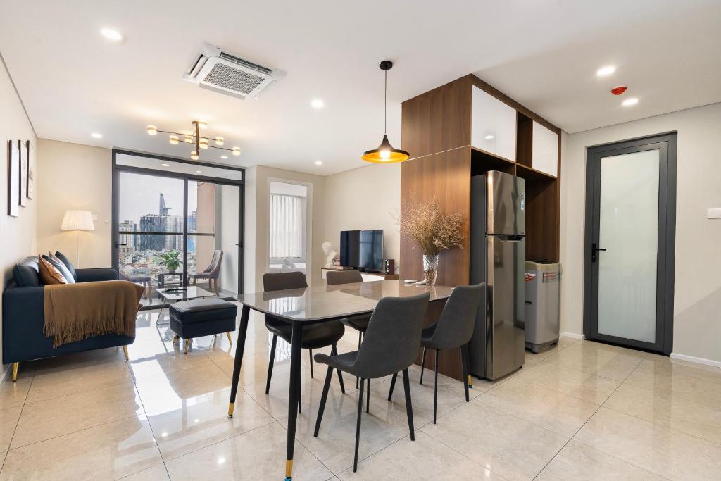 TV a/nebo společenská místnost v ubytování Louisa Vinh Hoi Apartment