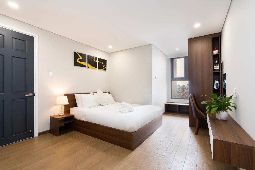 Postel nebo postele na pokoji v ubytování Louisa Vinh Hoi Apartment