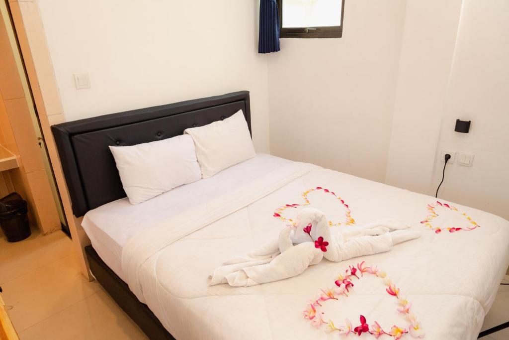 Postel nebo postele na pokoji v ubytování Suardana Inn's