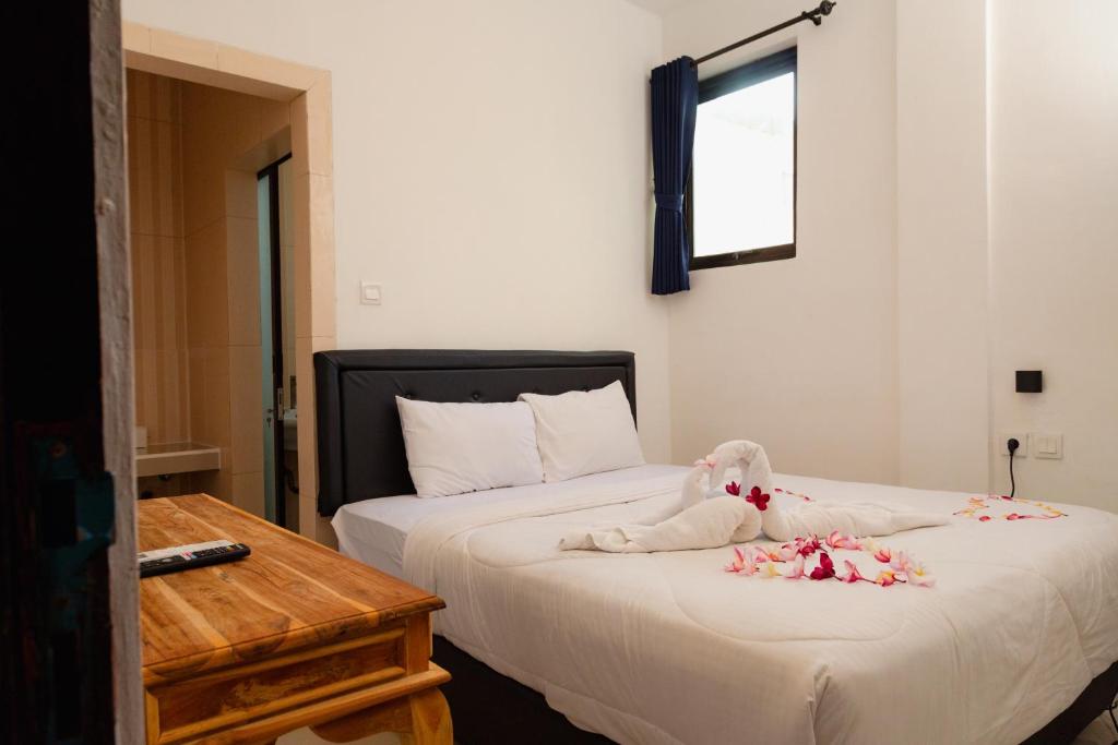 Postel nebo postele na pokoji v ubytování Suardana Inn's