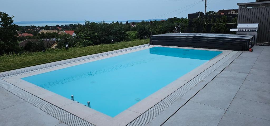 Bazén v ubytování Horizont Apartman nebo v jeho okolí