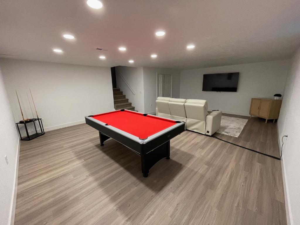 Herní místnost v ubytování Quiet Retreat with Hot Tub, Pool Table and Spacious Yard
