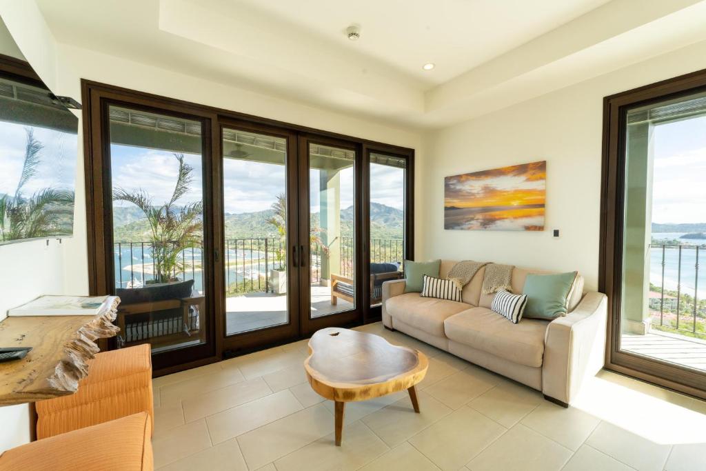 Posezení v ubytování 360 Splendor 104B-Ocean View Condo-Breakfast Included!