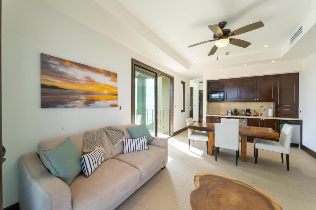 Posezení v ubytování 360 Splendor 104B-Ocean View Condo-Breakfast Included!