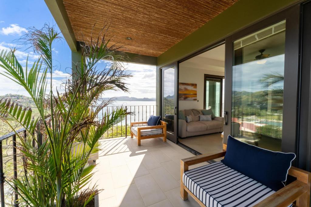 Balkón nebo terasa v ubytování 360 Splendor 104B-Ocean View Condo-Breakfast Included!