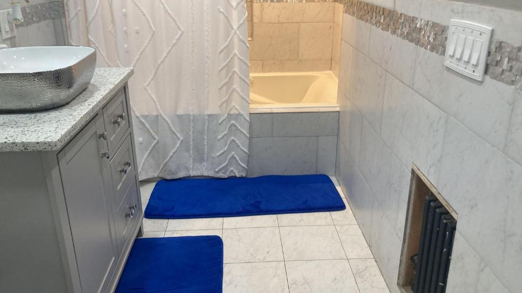 Ένα μπάνιο στο 3 bedroom Cozy retreat with large backyard